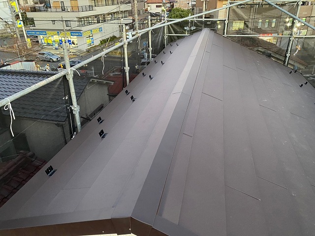 スレート屋根から横暖ルーフを使った屋根カバー工事を行いました！川口市屋根カバー工事　横暖ルーフαｓ　ニチハ　センタールーフ　スレートボロボロ　ガルバリウム鋼板　